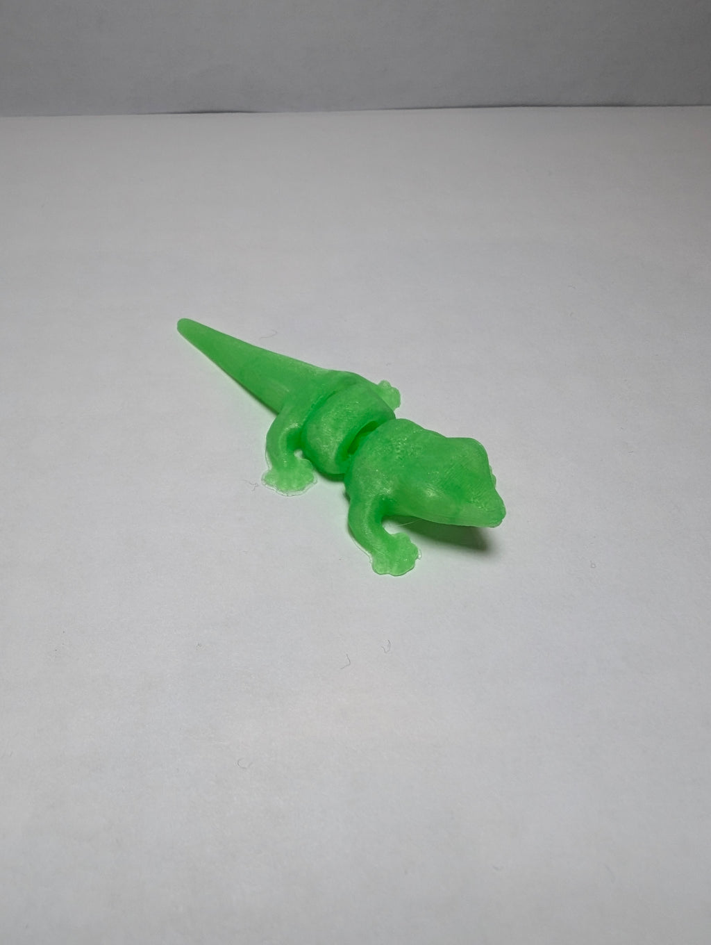 The Luminous Flexi-Gecko – Your Desk’s Little Night Light