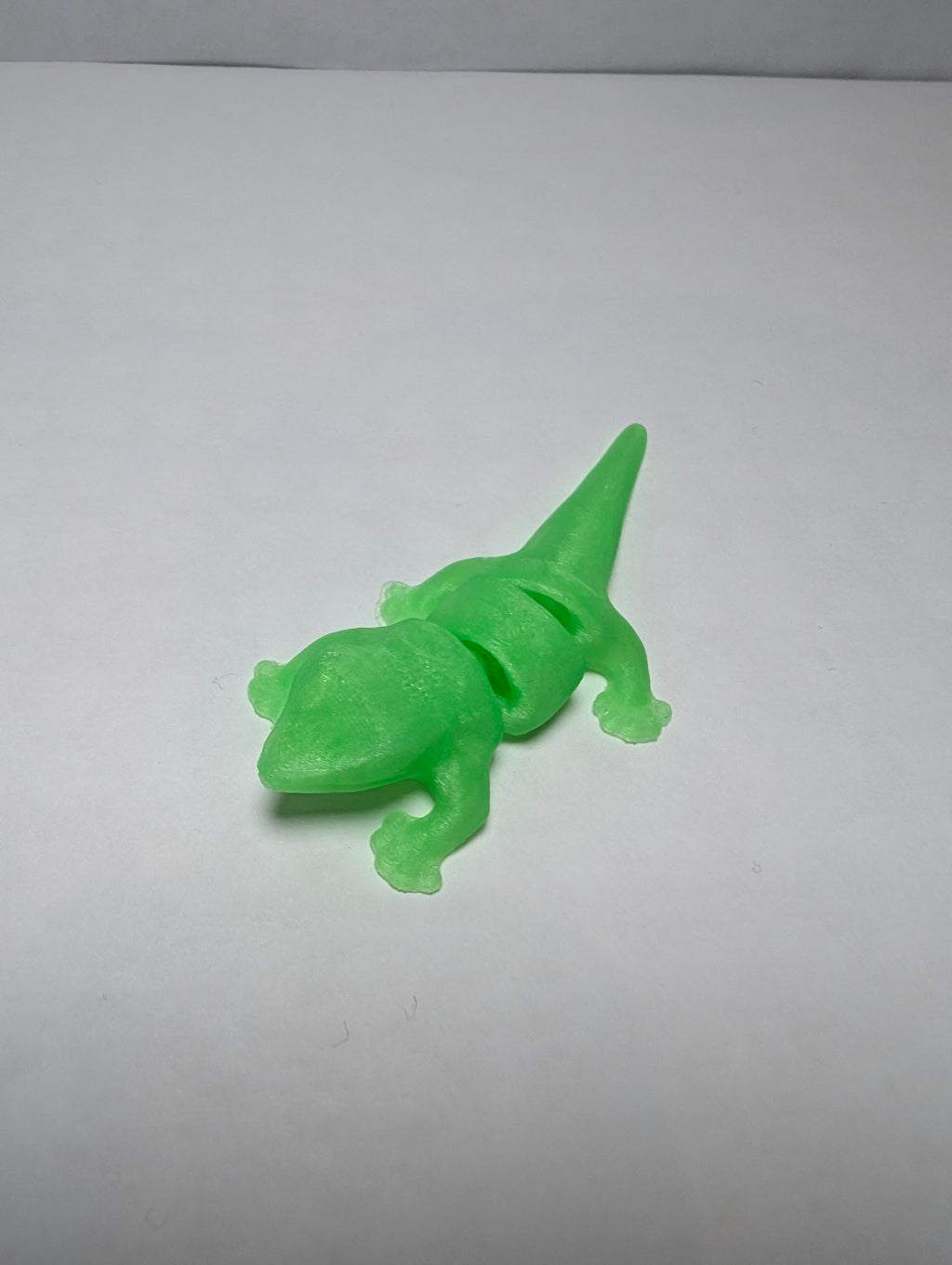 The Luminous Flexi-Gecko – Your Desk’s Little Night Light