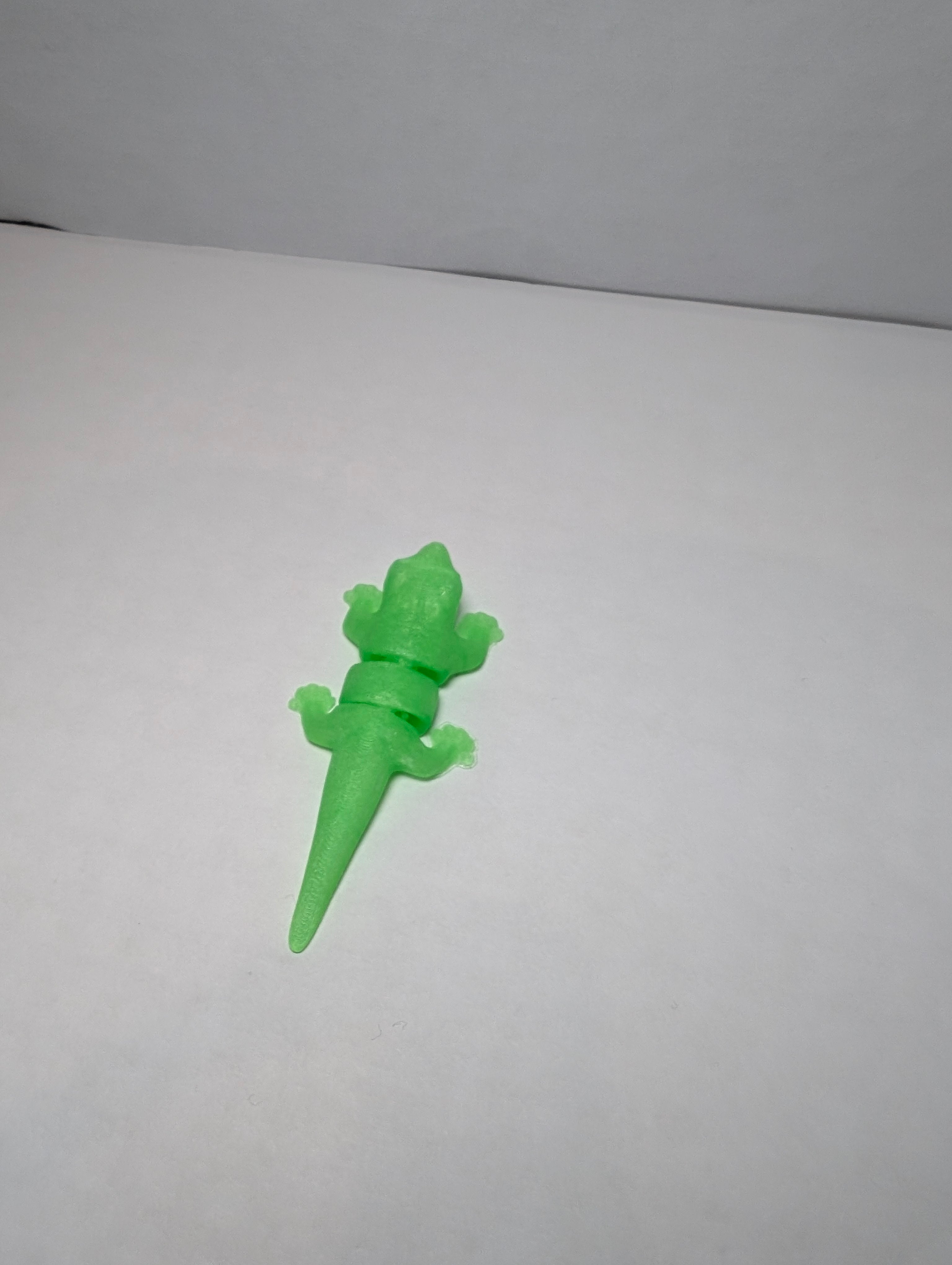 The Luminous Flexi-Gecko – Your Desk’s Little Night Light